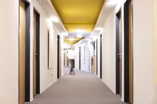 Medizinisch-beruflich orientierte Rehabilitation in der Vitalisklinik Flurbereich der Vitalisklinik als Symbolbild für Orientierung und berufliche Wiedereingliederung