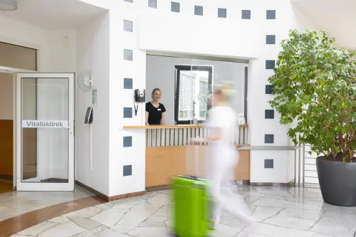 Empfang der Vitalisklinik Bad Hersfeld als erste Anlaufstelle für Aufnahme und Informationen