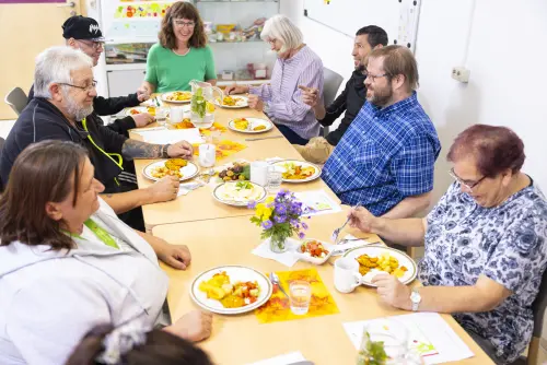 Gemeinsame Ernährungssituation als Symbol für Rehabilitation bei chronisch-entzündlichen Darmerkrankungen