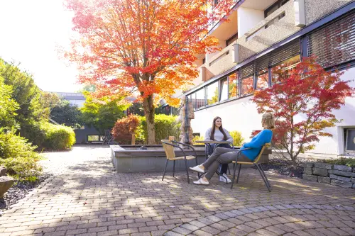 Therapeutische Begleitung als Symbol für Rehabilitation bei postoperativen Folgezuständen